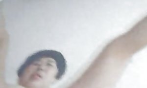 赤裸上身的微弹弓比基尼泳装男人的女人的乳房接吻